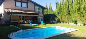 Vivienda El Olivo con piscina privada y jardín.